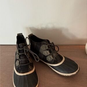 Sorel Black and Tan Boots